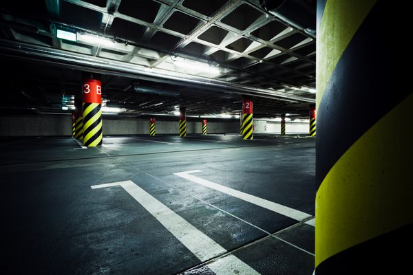 پارکینگ زیرزمینی داخلی صنعتی نور نئون در ساختمان صنعتی روشن