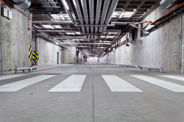 گاراژ پارکینگ داخلی زیرزمینی با گذرگاه گورخر عابر پیاده صنعت و فناوری نور نئون در ساختمان صنعتی روشن