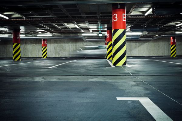 پارکینگ زیرزمینی داخلی صنعتی نور نئون در ساختمان صنعتی روشن