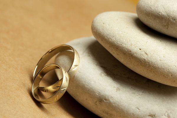 حلقه ازدواج و سنگریزه