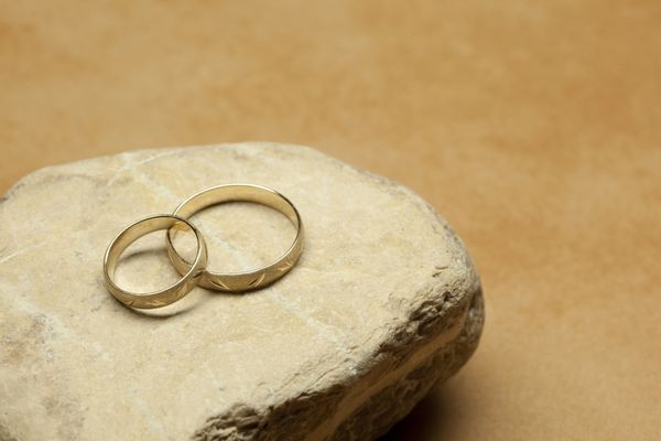 حلقه های ازدواج روی سنگ