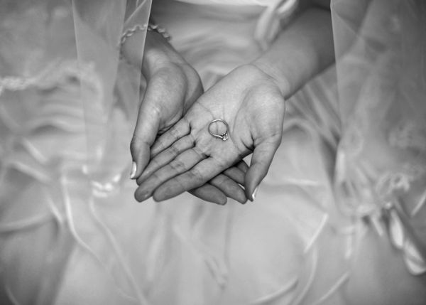 حلقه ازدواج در کف دست عروس یکنواخت