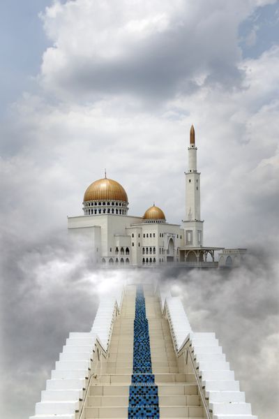 پلکان عرفانی منتهی به مسجد مقدس اسلامی در آسمان ابری برای مفهوم جشن عید فطر