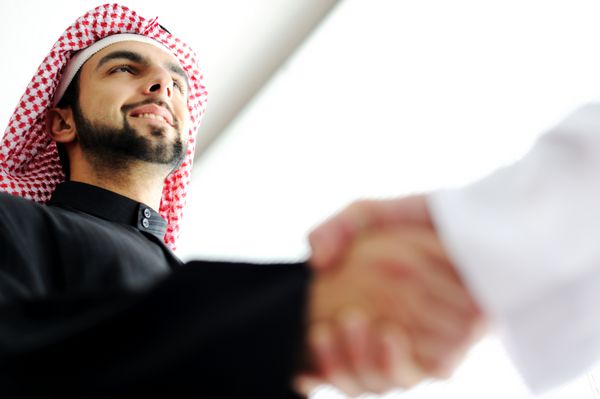 تجار موفق عربی که بر سر یک معامله دست می دهند