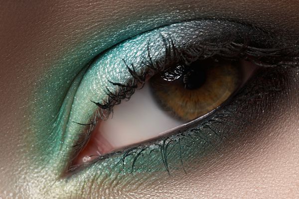 نمای نزدیک ظرافت چشم زن با سایه چشم رنگ نعنایی عکس ماکرو از قسمت صورت