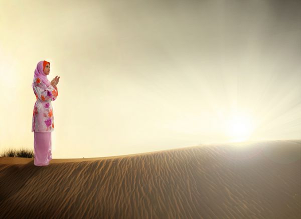زن مسلمان در حال نماز در صحرا