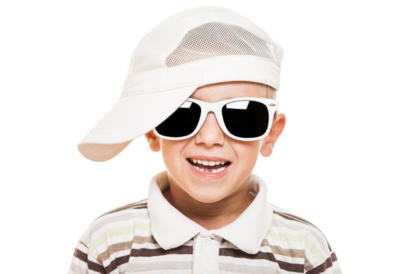 پسر بچه خندان زیبا با عینک آفتابی و کلاه سفید جدا شده