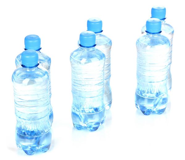بطری های پلاستیکی آب جدا شده روی سفید