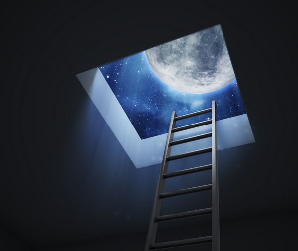 نردبان منتهی به دهانه ای با آسمان شب قابل رویت با ماه و ستاره ها