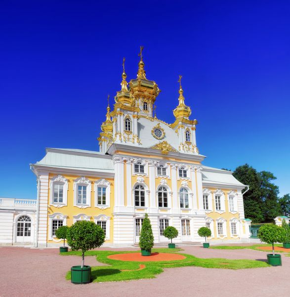 کلیسای شرقی کاخ پترگوف در سن پترزبورگ روسیه