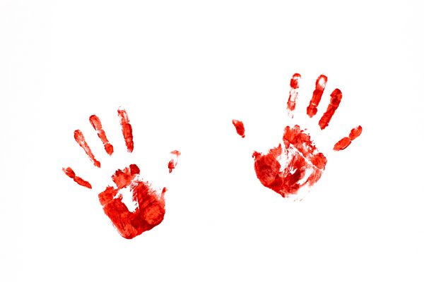 قرمز - دست های خونی دست های یک زن در پس زمینه سفید