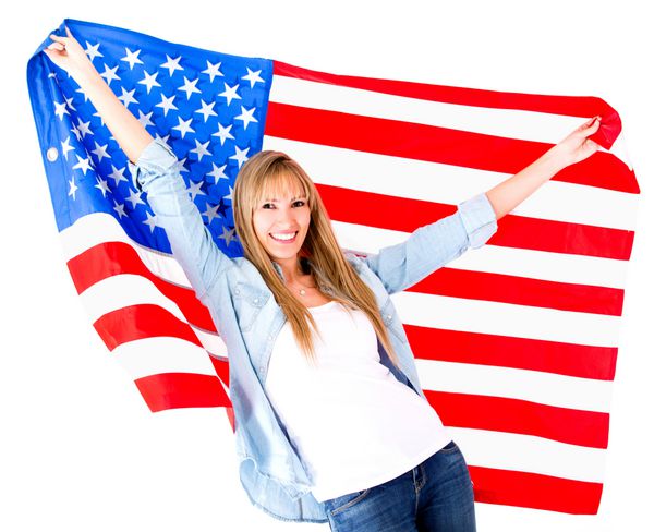 زن آمریکایی که پرچم ایالات متحده را در دست دارد - جدا شده روی پس زمینه سفید