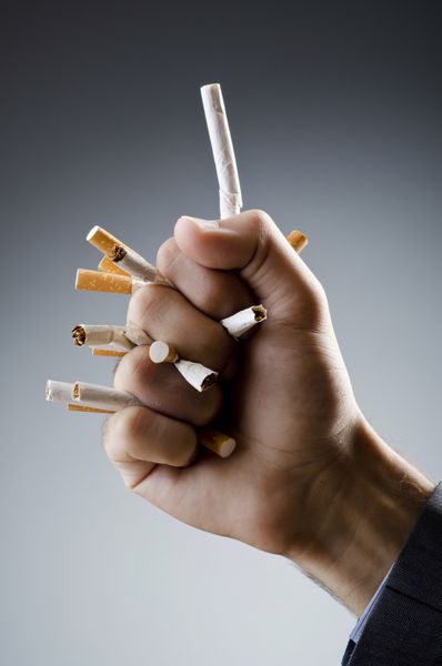 مفهوم ضد سیگار با مرد