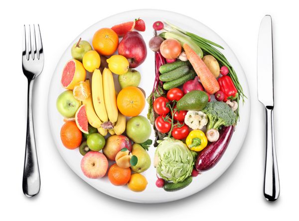 میوه ها و سبزیجات در طرف مقابل بشقاب قرار دارند تصویر در زمینه سفید