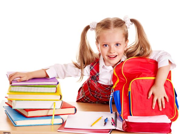 دختر بچه شاد با وسایل مدرسه و کتاب جدا شده
