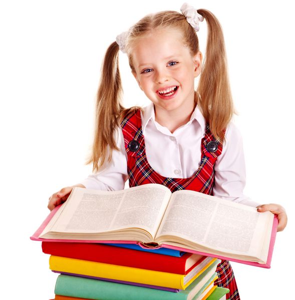 کودک شاد با کتاب پشته جدا شده
