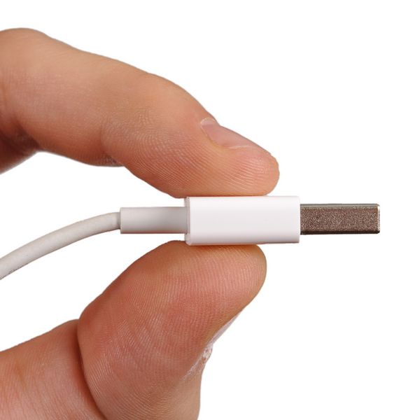 تصویر نزدیک انگشتانی که فضای ذخیره‌سازی USB سفید را نگه می‌دارند یا دستگاه رایانه را با کابل USB متصل می‌کنند جدا شده در پس‌زمینه سفید