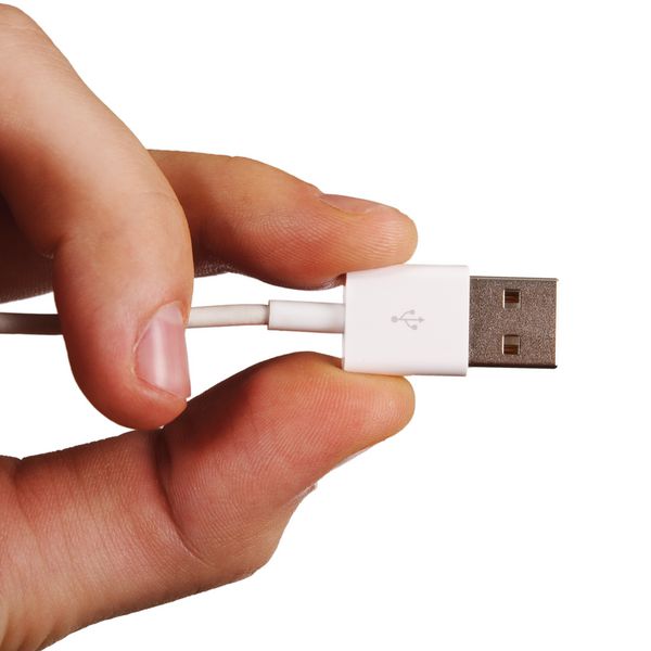 تصویر نزدیک انگشتانی که فضای ذخیره‌سازی USB سفید را نگه می‌دارند یا دستگاه رایانه را با کابل USB متصل می‌کنند جدا شده در پس‌زمینه سفید