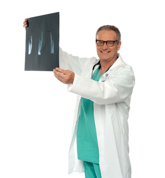 دکتر خندان با عینک در حال بررسی گزارش اشعه ایکس از یک بیمار