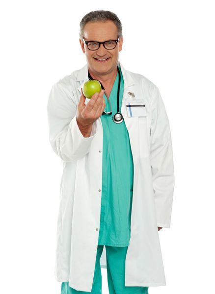مصرف یک سیب در هر روز شما را از دکتر دور نگه می دارد دکتر سیب سبز تازه در دست دارد
