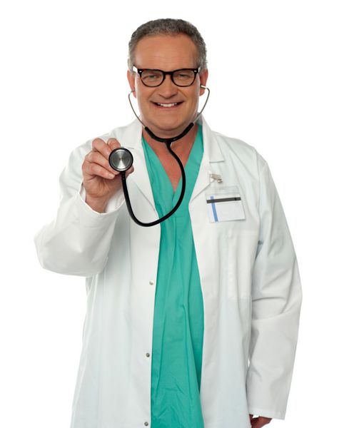 دکتر خندان در حال بررسی ضربان قلب شما با کمک گوشی پزشکی
