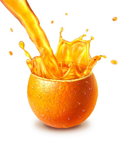 میوه تازه پرتقالی به نصف بریده شده و در وسط آن آبمیوه پاشیده شده است