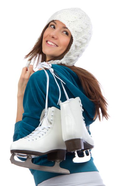 زنی زیبا در ورزش زمستانی اسکیت روی یخ با کلاه سفید خندان از نمای نزدیک جدا شده روی پس‌زمینه سفید