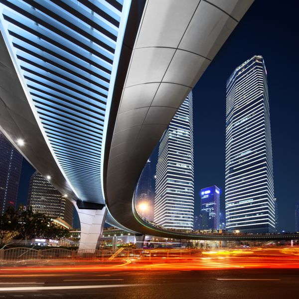 مرکز شهر شانگهای در شب با مسیرهای نورانی