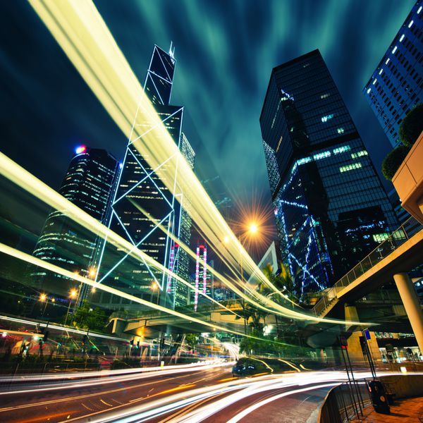 مرکز شهر هنگ کنگ در شب با مسیرهای سبک