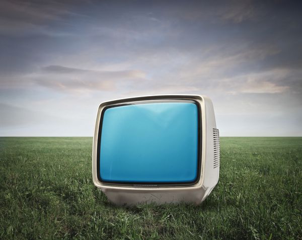 تلویزیون در یک چمنزار سبز