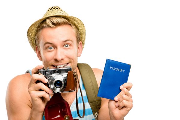 مرد جوان توریستی شاد با پس‌زمینه سفید پاسپورت
