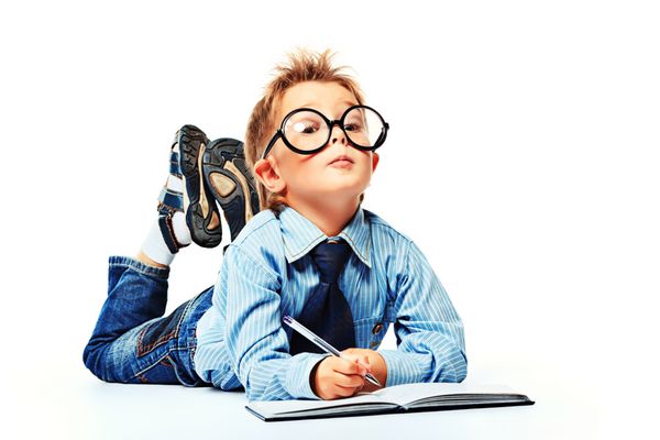 پسر کوچکی با عینک و کت و شلوار روی زمین دراز کشیده و دفتر خاطراتش با زمینه سفید مجزا شده است