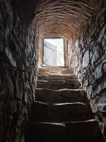 پله های سنگی که از یک سرداب می روند