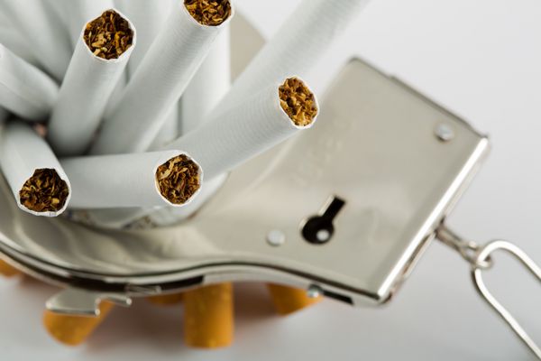 انبوهی از سیگارهای بسته به دستبند نمای نزدیک