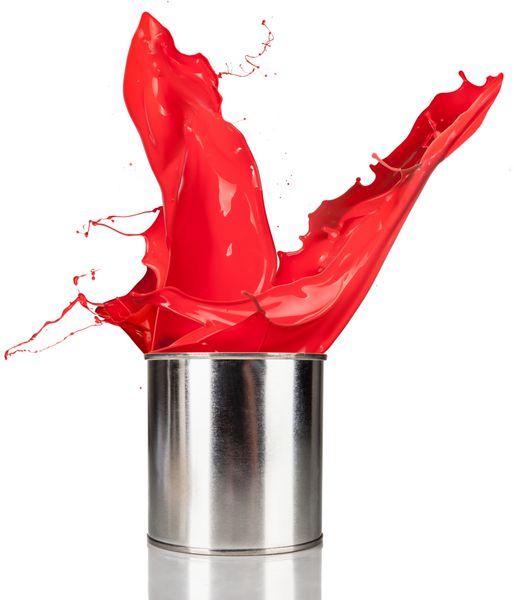 پاشیدن رنگ قرمز از قوطی جدا شده در زمینه سفید
