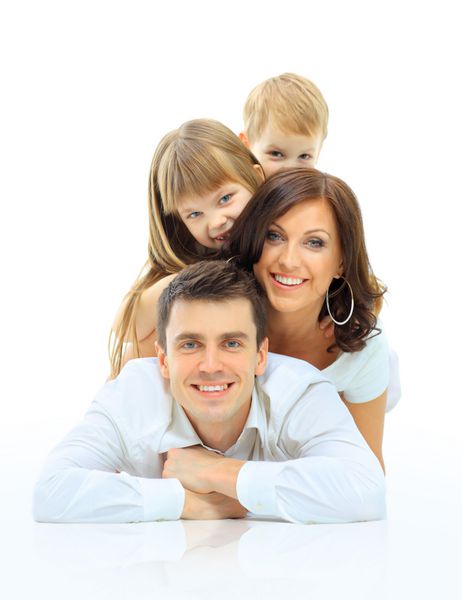 خانواده خوشبخت خندان جدا شده بر روی یک پس زمینه سفید