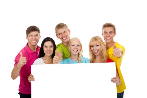 گروه لبخند شاد جوانانی که یک تابلوی کارت سفید خالی در دست دارند تابلوی راهنما نشان دادن تابلوی صورتحساب خالی با حرکت انگشت شست به بالا جدا شده روی پس زمینه سفید