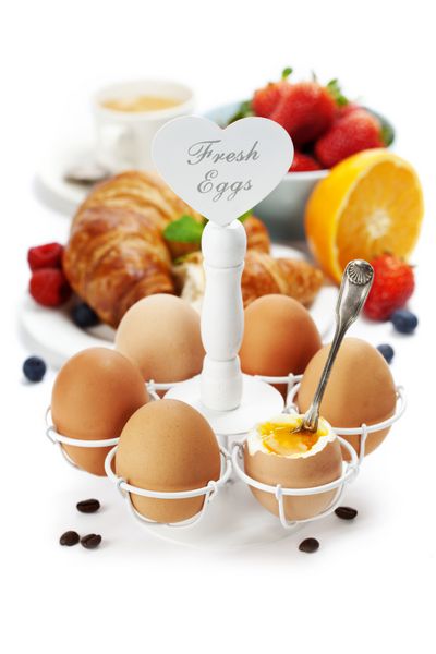 صبحانه با کروسانت تخم مرغ قهوه و آب پرتقال