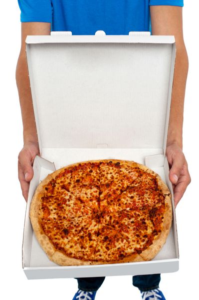 شخصی که جعبه پیتزای باز را نشان می دهد که روی زمین سفید جدا شده است