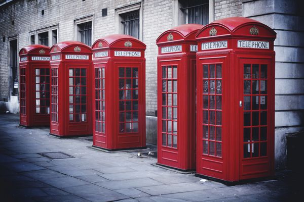 ردیفی از جعبه‌های تلفن قرمز بریتانیایی به سبک قدیمی در کاونت گاردن لندن