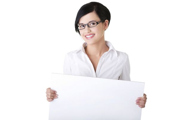 زن تجاری جوان خندان که تابلوی خالی را نشان می دهد روی پس زمینه سفید جدا شده