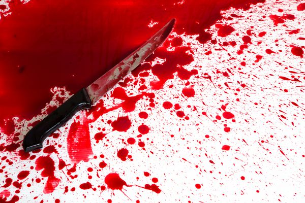 مفهوم هالووین چاقوی خونین با پاشیده شدن خون
