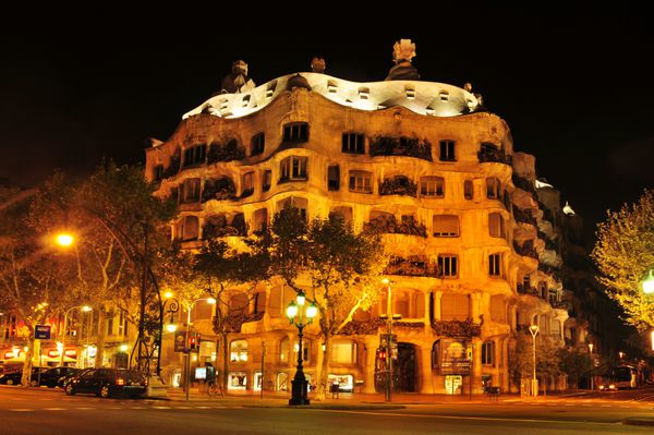 بارسلونا اسپانیا - 10 سپتامبر کازا میلا یا لا پدررا در شب در 10 سپتامبر 2012 در بارسلون اسپانیا این ساختمان معروف که در Passeig de Gracia قرار دارد توسط Antoni Gaudi طراحی شده است