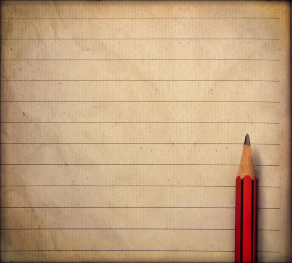کاغذ قدیمی رنگ قهوه ای و مداد آماده برای نوشتن