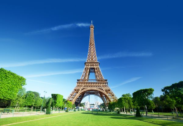 صبح آفتابی و برج ایفل پاریس فرانسه