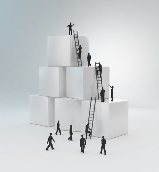 افراد کوچکی که از نردبان بالا می روند تا به بالا بروند مفهوم کار تیمی
