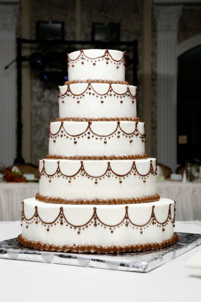 کیک عروسی سفید با روبان قهوه ای