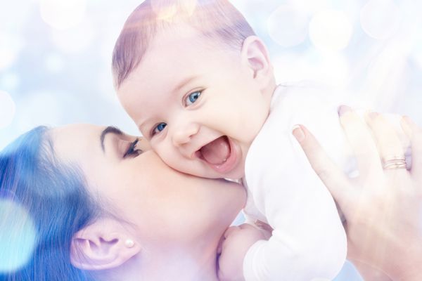 عکس مادر شاد با نوزاد در دست
