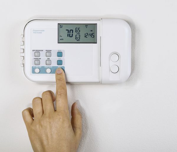 تنظیم دستی دمای داخل خانه تا هفتاد درجه فارنهایت با دیوار سفید به عنوان پس‌زمینه