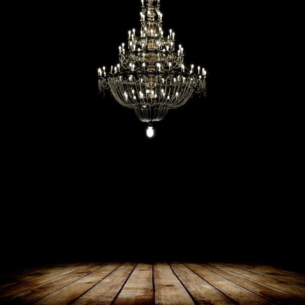 تصویر فضای داخلی اتاق تاریک گرانج با کف چوبی و لوستر زمینه
